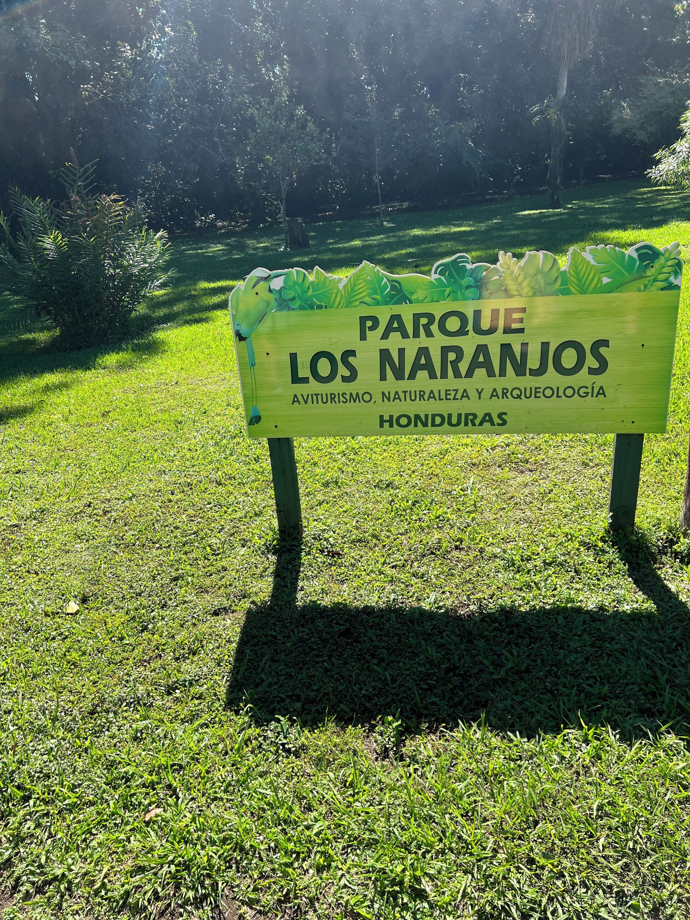 Naamplaatje voor Parque Los Narjanos in Honduras, met informatie over vogeltuigen, natuur en archeologie.