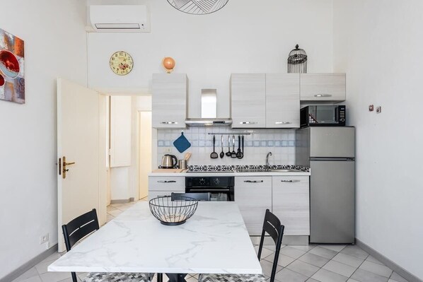 Fridge, microwave, oven, stovetop