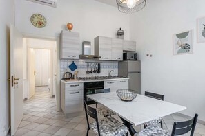 Kylskåp, mikrovågsugn, ugn och spishäll