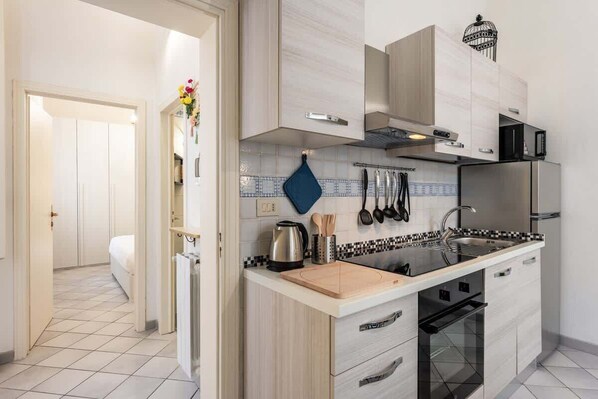 Kylskåp, mikrovågsugn, ugn och spishäll