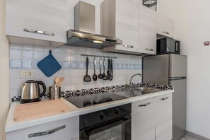 Frigorifero, microonde, forno, piano cottura