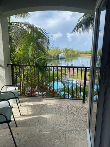 Cozy studio across the street from beach with AC, WiFi