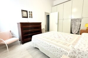 1 bedroom, bed sheets