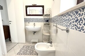 Shower, bidet, towels