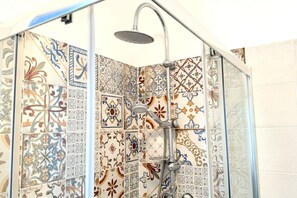 Shower, bidet, towels - P058 - Porto Recanati, two-room apartment in the center 30 meters from the sea (Porto Recanati)