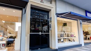 A storefront with large glass windows displaying various items. - Apartamento 3 Quartos 116m² no Batel Curitiba (Curitiba)