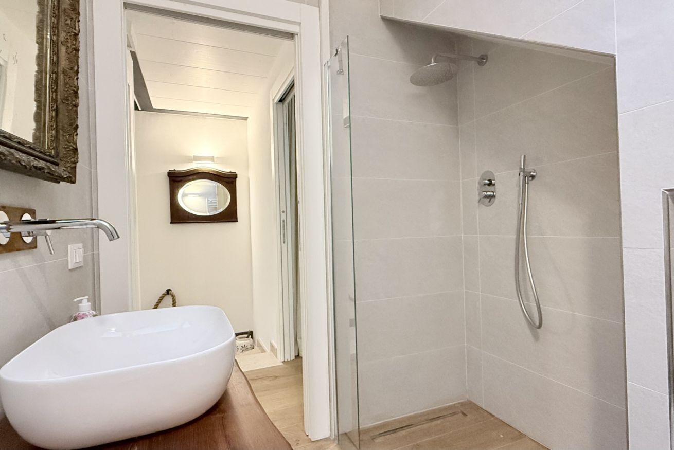 Douche, bidet, serviettes fournies