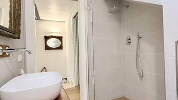 Bruser, bidet, håndklæder