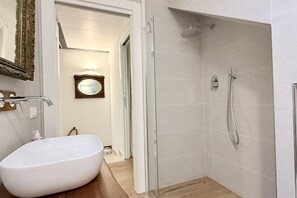 Doccia, bidet, asciugamani