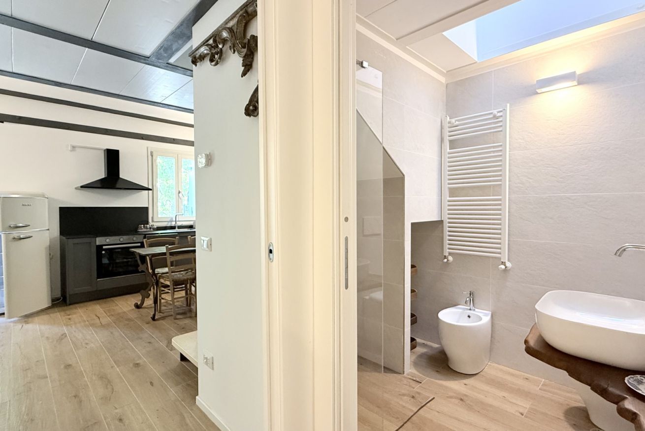 Shower, bidet, towels