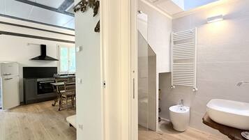 Douche, bidet, serviettes fournies