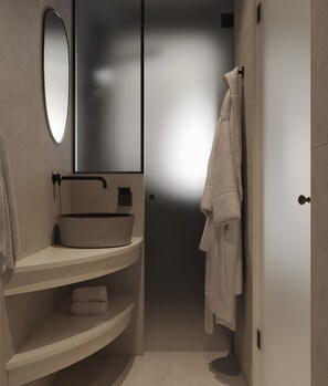 Douche, baignoire à jets, sèche-cheveux, bidet