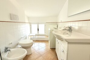 Regadera, bidet, toallas 