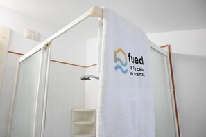 Shower, bidet, towels - M437 – Marcelli, two-room apartment with air conditioning (Marcelli)