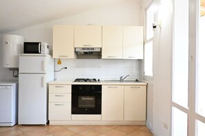 Fridge, oven, dishwasher - M437 – Marcelli, two-room apartment with air conditioning (Marcelli)