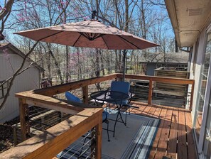 Outdoor dining - Your Adventure Basecamp in NWA (Bella Vista)