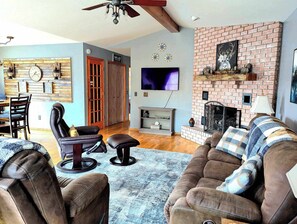 Smart TV, fireplace - Your Adventure Basecamp in NWA (Bella Vista)