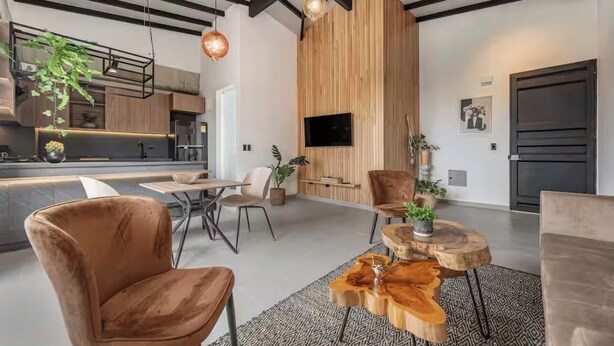 A modern living space with a kitchen, dining area, and seating area. - Poblado, 5 min to San Lucas Plaza, Free parking (Medellín)