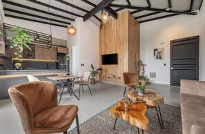 Un espacio habitable moderno con cocina, comedor y zona de estar.