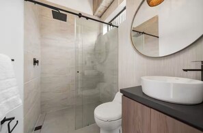 Douche, sèche-cheveux, serviettes fournies, savon