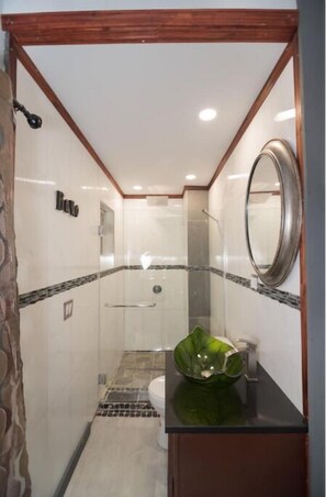 Serviettes fournies, savon, papier toilette