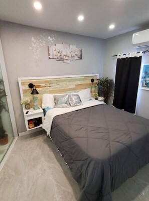 1 dormitorio, tabla de planchar con plancha, wifi y ropa de cama