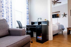 3 habitaciones, escritorio, tabla de planchar con plancha y wifi