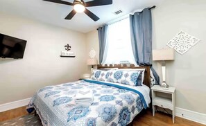 3 bedrooms, desk, iron/ironing board, WiFi - Welcome to Your Stylish Stay in the Heart of Louisville! (Louisville)