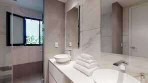 Douche, sèche-cheveux, serviettes fournies, savon
