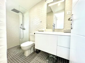 Douche, sèche-cheveux, serviettes fournies, savon