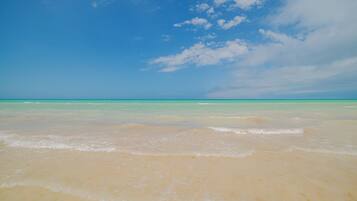 Playa en los alrededores y playa de arena blanca