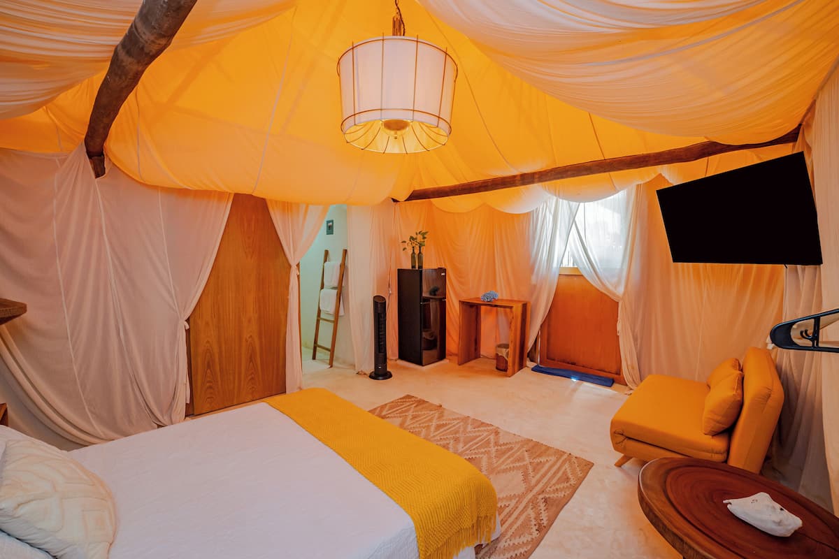 1 bedroom, bed sheets