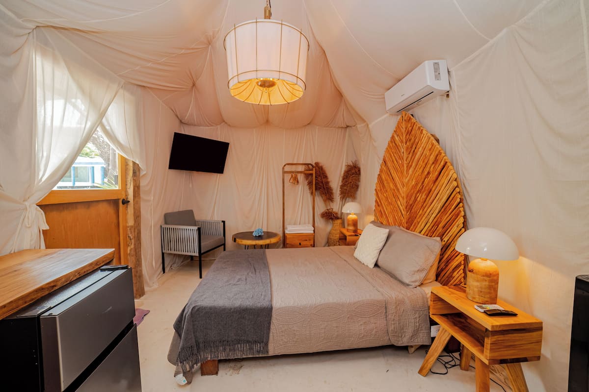 1 bedroom, bed sheets