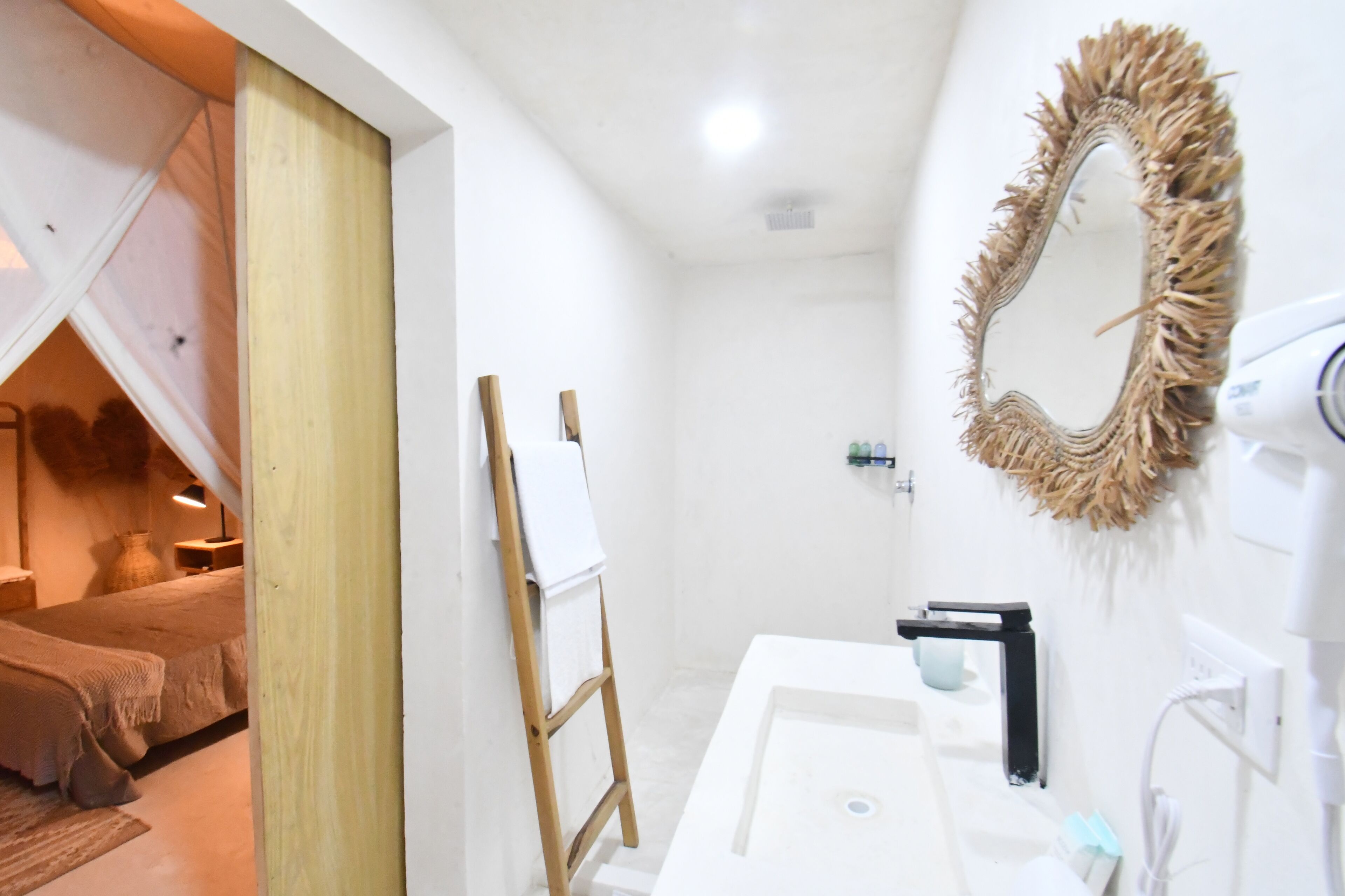 Douche, douche à « effet pluie », serviettes fournies, savon