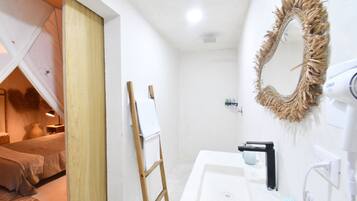 Douche, douche à « effet pluie », serviettes fournies, savon