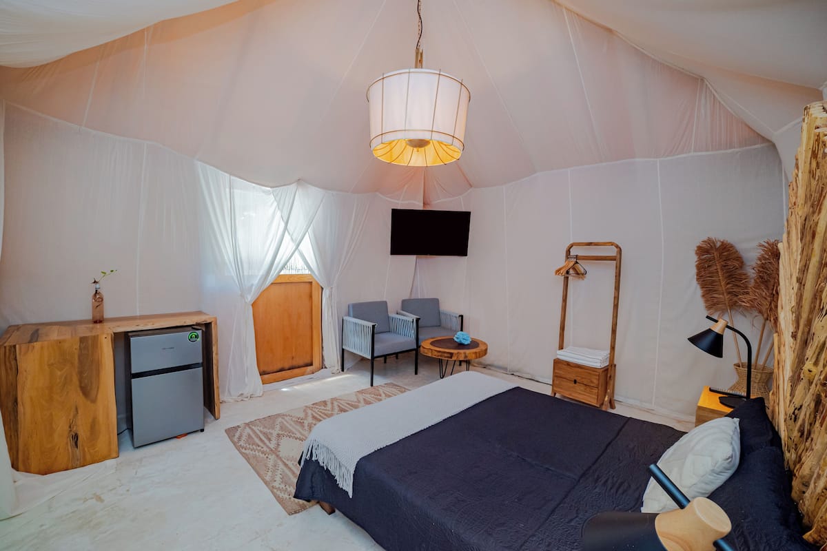 1 bedroom, bed sheets