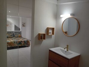 1 chambre, fer et planche à repasser, Wi-Fi, literie fournie
