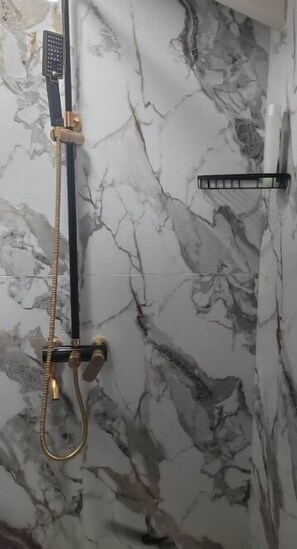 Toallas, jabón, papel de baño 