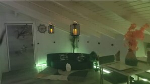 Un interno moderno con un divano, un tavolino e oggetti decorativi.