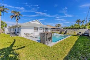 Outdoor pool, a heated pool - 2 Pool homes located right next door to each other 7 total bedroom 4 total baths (Naples)