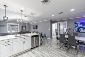 Mikrowelle, Herdplatte, Geschirrspüler