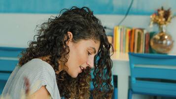 En 32-tommers smart-TV med kabel-kanaler