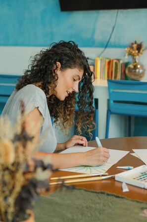 En 32-tommers smart-TV med kabel-kanaler