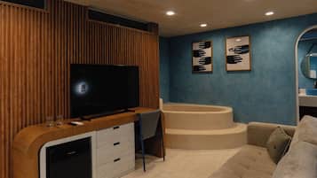 Habitación de lujo, balcón | Área de sala de estar | Smart TV de 32 pulgadas con canales por cable