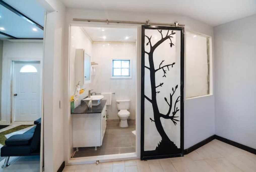 Une salle de bain moderne équipée de toilettes, d’un lavabo et d’un espace douche.