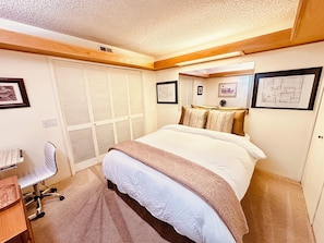 2 Schlafzimmer, Schreibtisch, Bügeleisen/Bügelbrett, Reisekinderbett