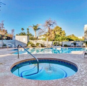 Outdoor pool, a heated pool - Frank Lloyd Wright on Biltmore Golf Course (Phoenix)