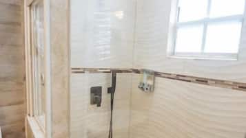 Serviettes fournies, savon, papier toilette