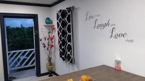Ein Essbereich mit Tisch, Kerze und Wand mit motivierendem Zitat.