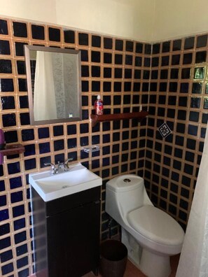 Douche, serviettes fournies, savon, papier toilette